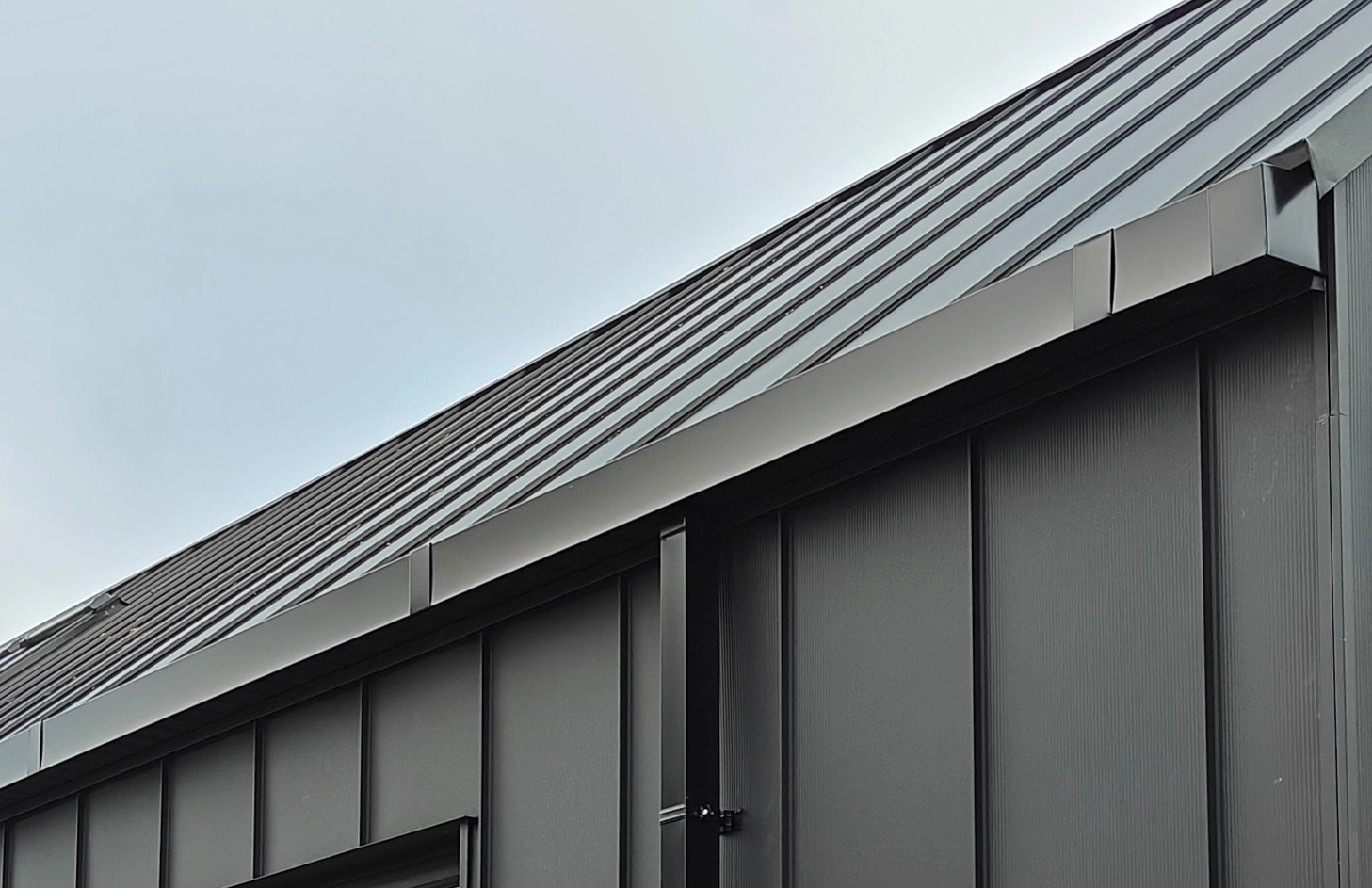 Concealed Niagara guttering integrated into a metal roof